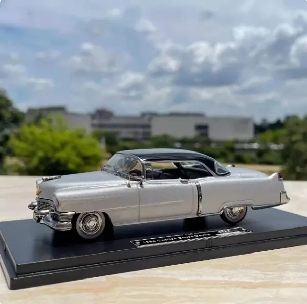 1:43 Scale Diecast Alloy Cadillac Coupe Model - Image 9