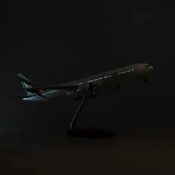 Emirates Airlines Airbus A380/B777 Model Plane - Image 11