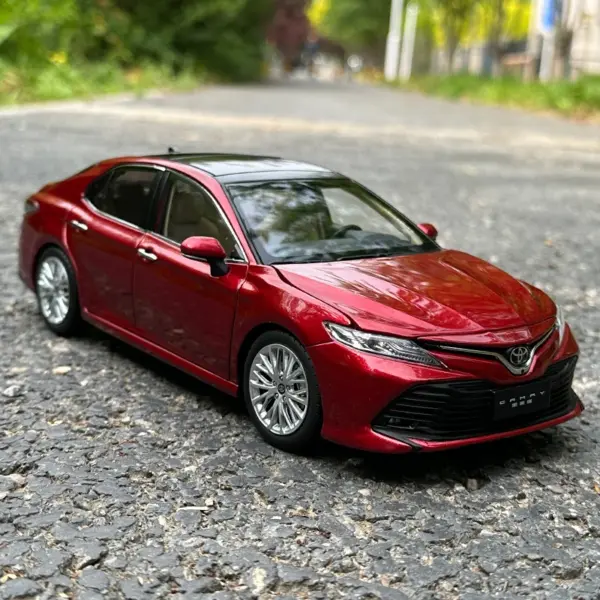 1:18 Scale Toyota Camry Diecast Model Car - Image 9