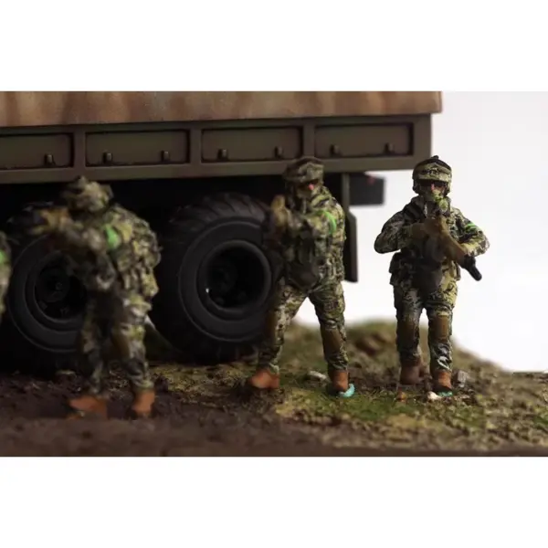 1:72 Scale Soviet Soldiers Model Set of 6 - Image 2