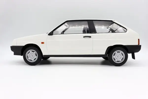 1/18 Scale White Lada 2108 Samara Model Car - Image 2