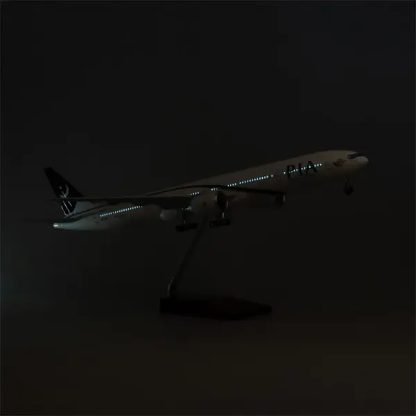 Boeing B777 Diecast Model with LED Lights - Image 5