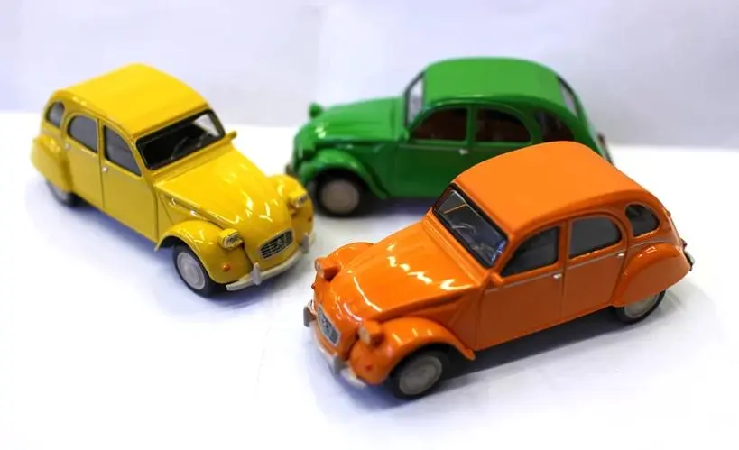 1/43 Scale Diecast Citroen 2CV Model Car 5 1/43 Scale Diecast Citroen 2CV Model Car - Image 5