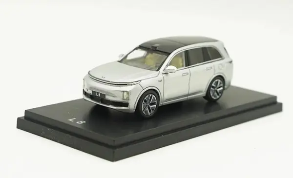 1:64 Scale L8 SUV Diecast Luxury Car Model - Image 6