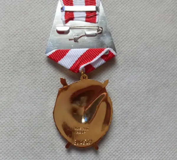 Soviet Red Banner Medal Replica Collectible - Image 2