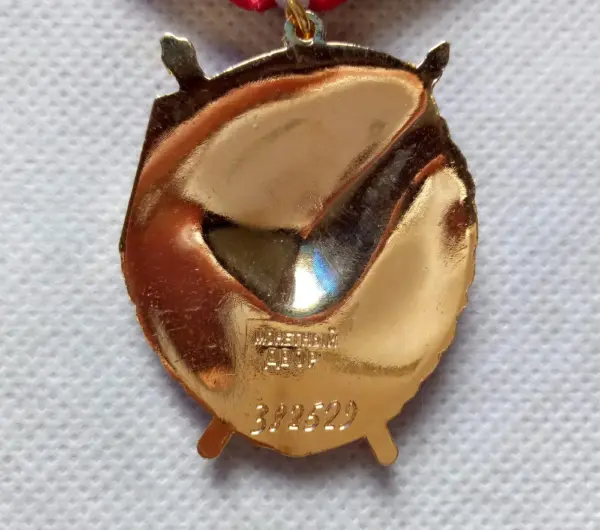 Soviet Red Banner Medal Replica Collectible - Image 4
