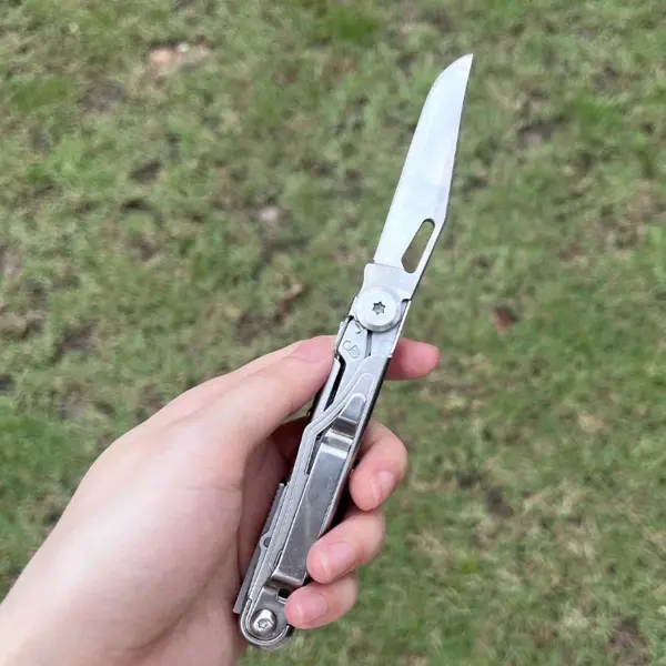Portable Multi-Tool Knife for Outdoor Use - Image 4
