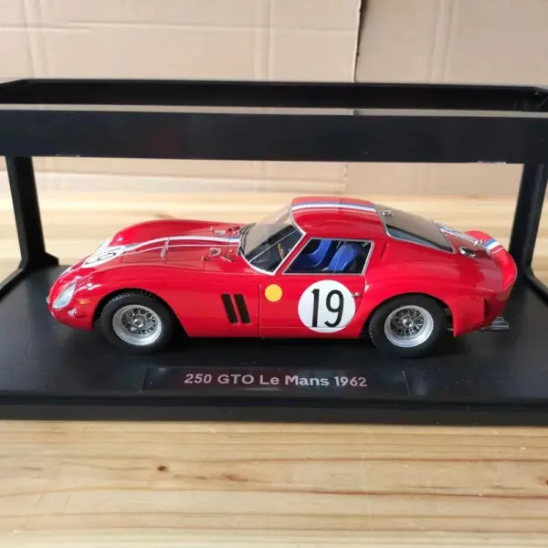 Ferrari 250 GTO 1:18 Scale Diecast Model - Image 4