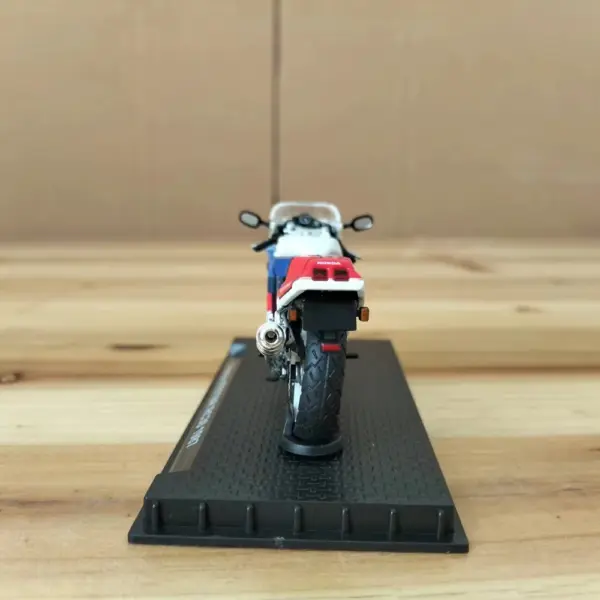 1:24 Scale Honda 1987 VFR 750R Model - Image 5
