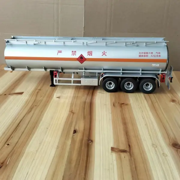 1:24 Scale Die-cast Oil Tanker Truck Model - Image 3