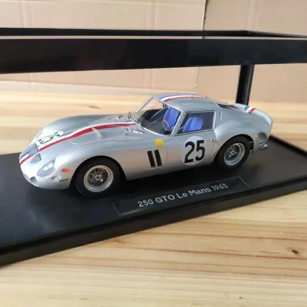Ferrari 250 GTO 1:18 Scale Diecast Model - Image 9
