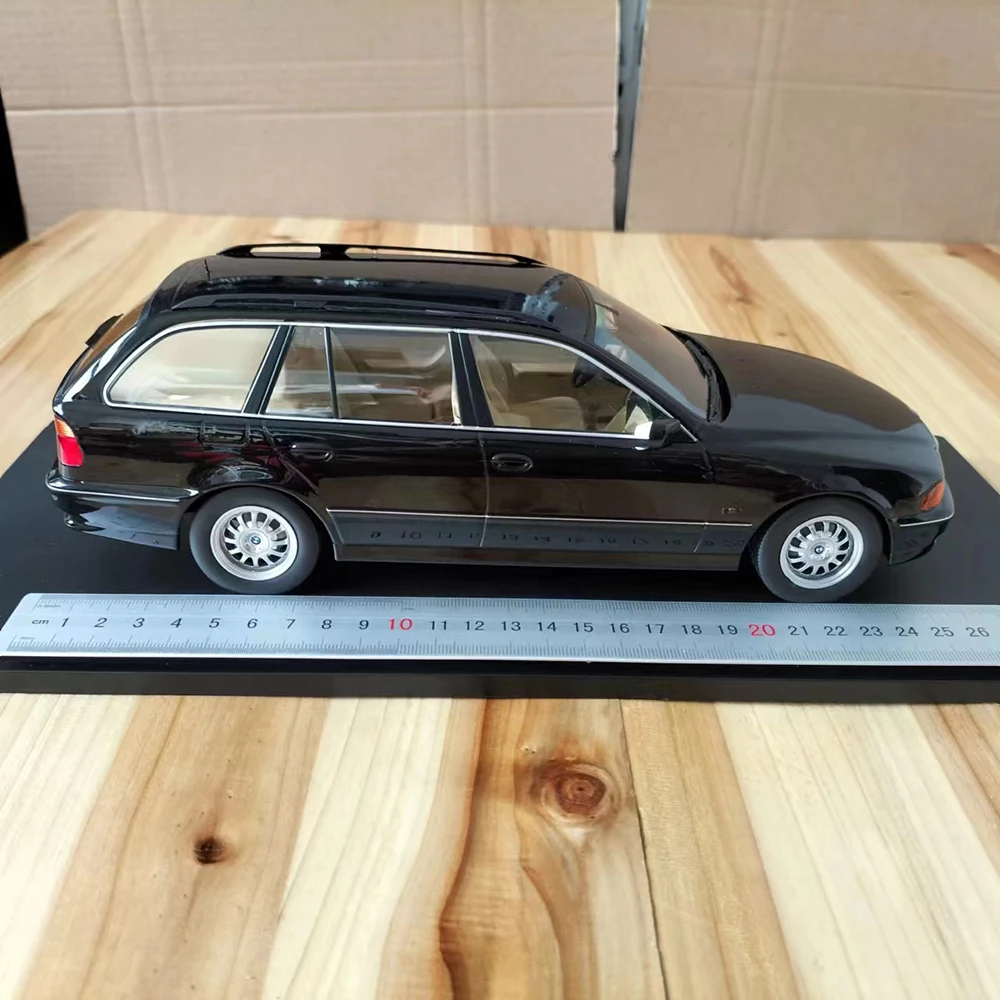 BMW 520i E39 1:18 Scale Alloy Model Car - Paint Issue 4 BMW 520i E39 1:18 Scale Alloy Model Car - Paint Issue - Image 4