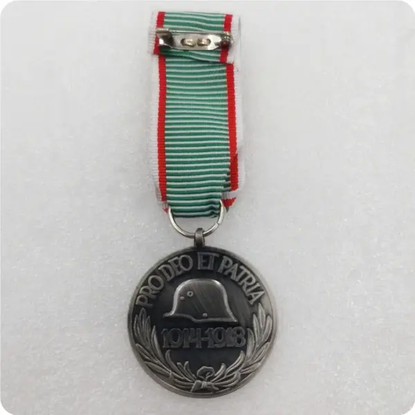 Hungarian World War I Commemorative Medal - Image 4