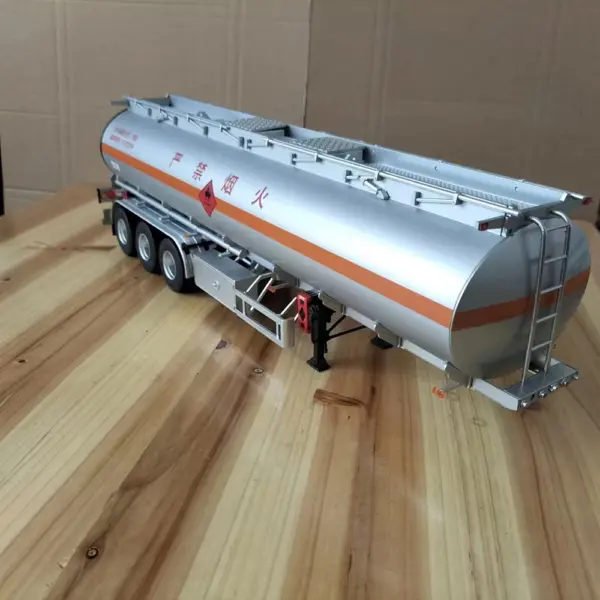 1:24 Scale Die-cast Oil Tanker Truck Model - Image 5