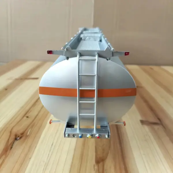 1:24 Scale Die-cast Oil Tanker Truck Model - Image 4