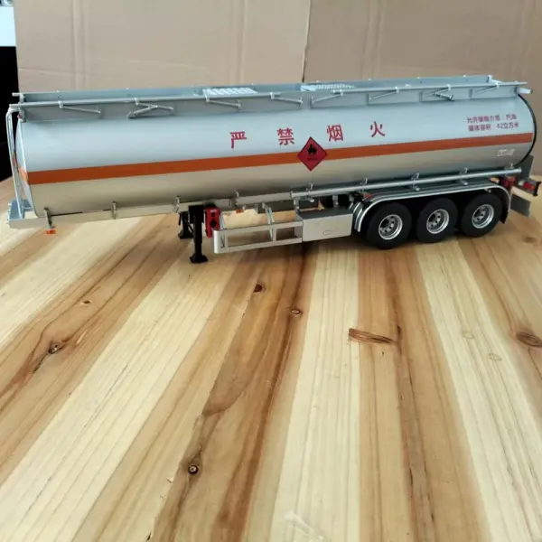 1:24 Scale Die-cast Oil Tanker Truck Model - Image 2