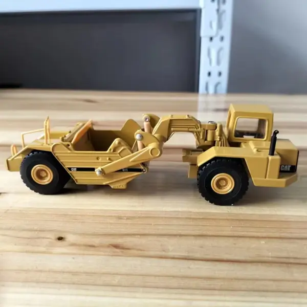Caterpillar CAT 611 Die-cast Tractor Model - Image 4