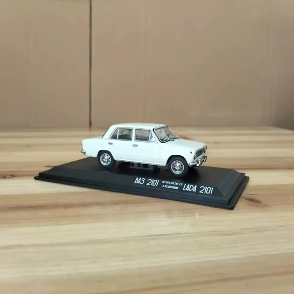 1:43 Scale Lada 2101 Diecast Model Car - Image 7