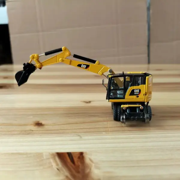 CAT M323F 1:87 Scale Excavator Model - Image 3