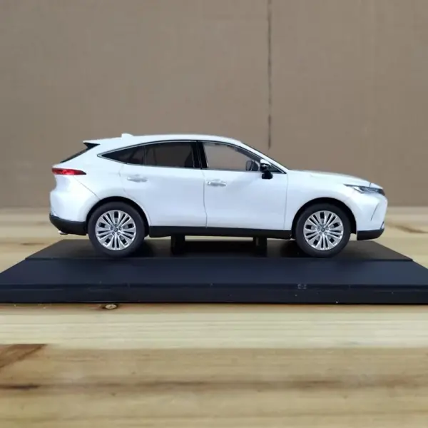 1:30 Scale Toyota Harrier Alloy Model Car - Image 3