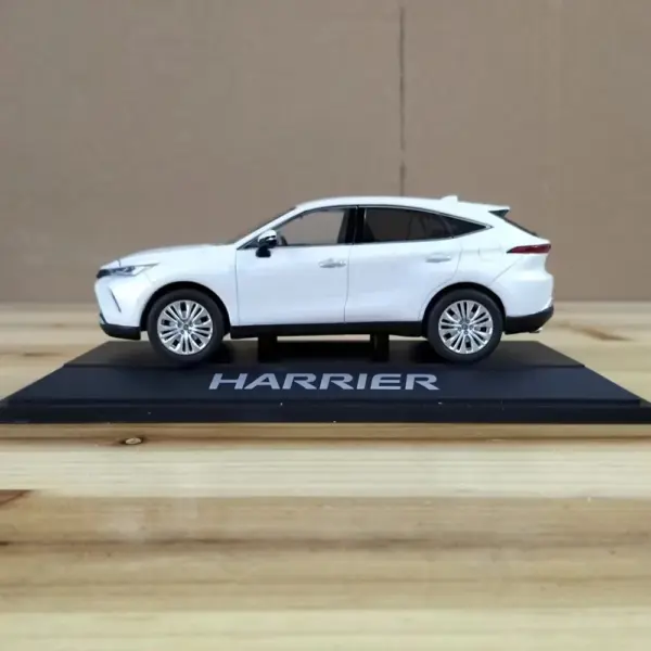 1:30 Scale Toyota Harrier Alloy Model Car - Image 4