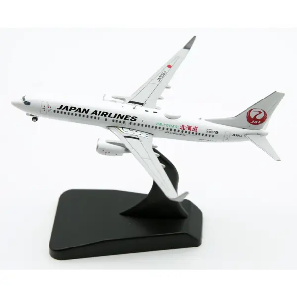 Japan Airlines Boeing 737-800 Diecast Model 1:400 - Image 2