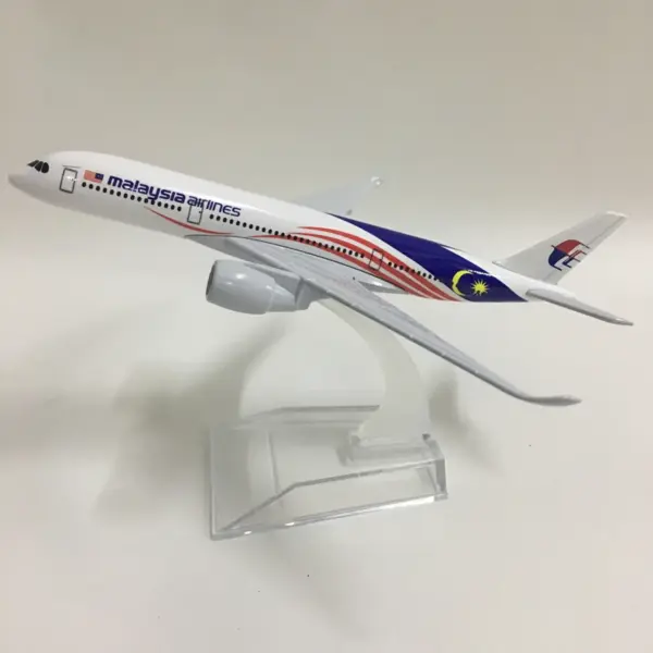 Malaysia Airlines Airbus A350 Diecast Model 1/400 - Image 3