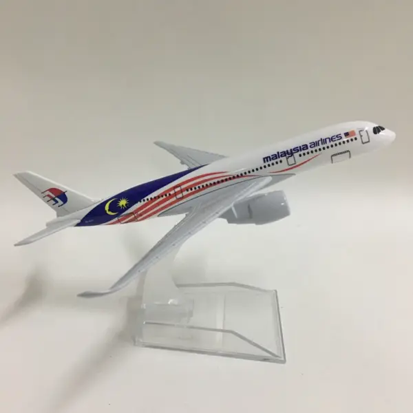 Malaysia Airlines Airbus A350 Diecast Model 1/400 - Image 6