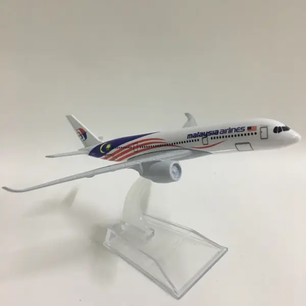 Malaysia Airlines Airbus A350 Diecast Model 1/400 - Image 2