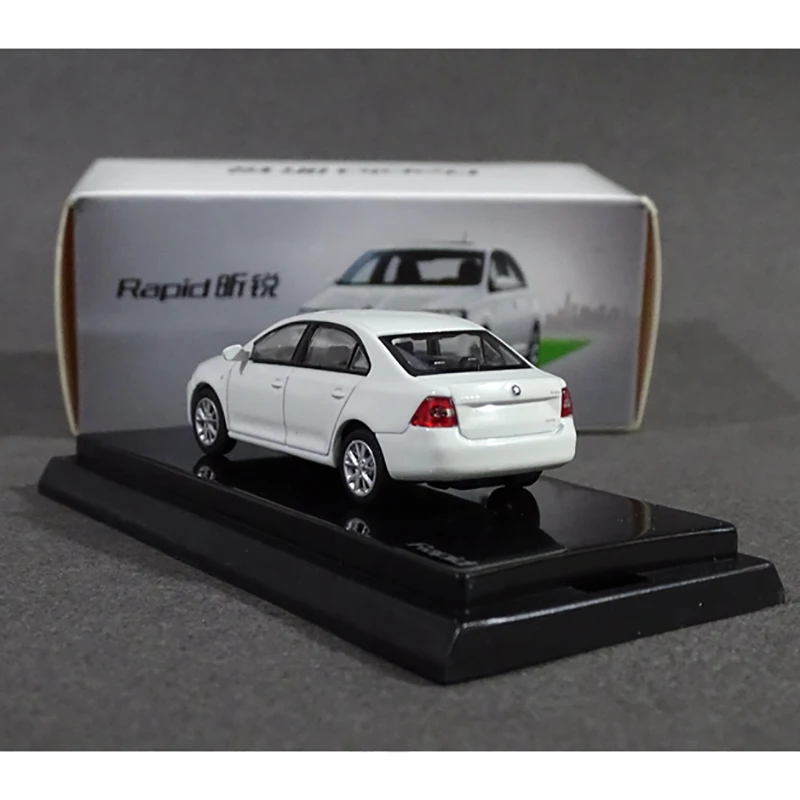 1/64 Skoda Rapid Diecast Model Gift Set 3 1/64 Skoda Rapid Diecast Model Gift Set - Image 3