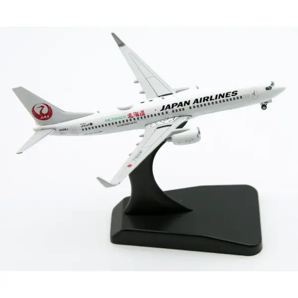 Japan Airlines Boeing 737-800 Diecast Model 1:400 - Image 3
