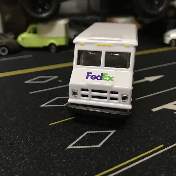 Diecast Alloy FedEx Car Model Replica - Image 4