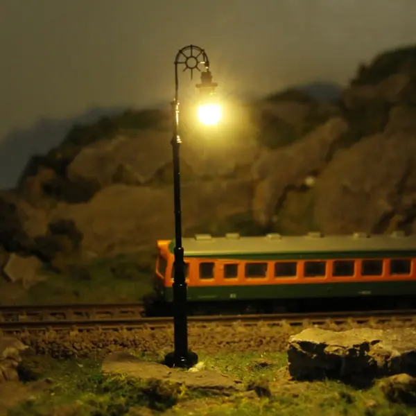 HO Scale Street Lamp Post Set - 10 Pieces - Image 4