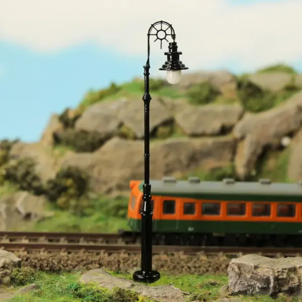 HO Scale Street Lamp Post Set - 10 Pieces - Image 3