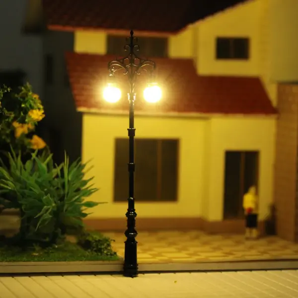 N Scale Double Headed Lamp Posts Set - Image 2