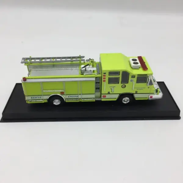 1:64 1997 Pierce Quantum Fire Truck Model - Image 5