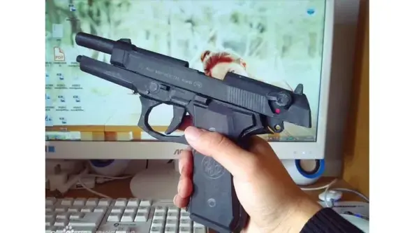 1:1 M92F Pistol 3D Paper Model Kit - Image 2