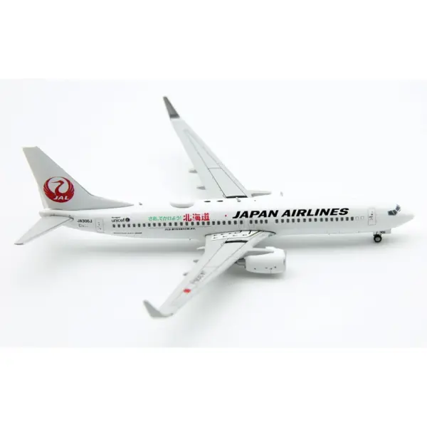 Japan Airlines Boeing 737-800 Diecast Model 1:400 - Image 6