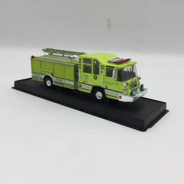 1:64 1997 Pierce Quantum Fire Truck Model - Image 6