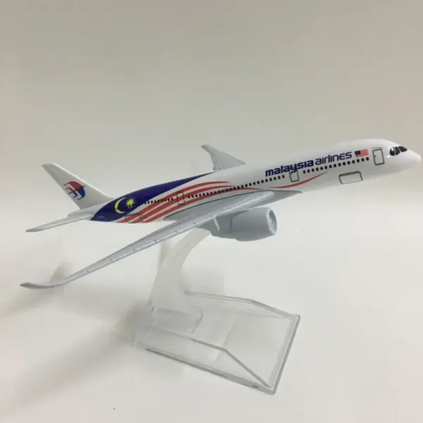 Malaysia Airlines Airbus A350 Diecast Model 1/400 - Image 4