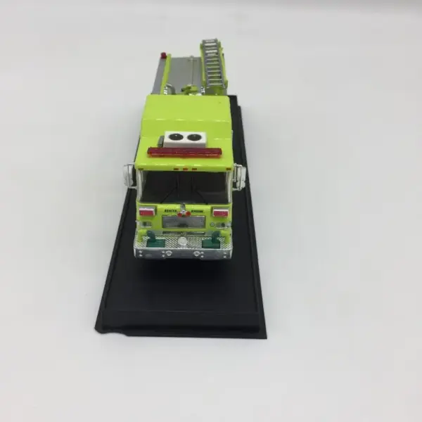 1:64 1997 Pierce Quantum Fire Truck Model - Image 2