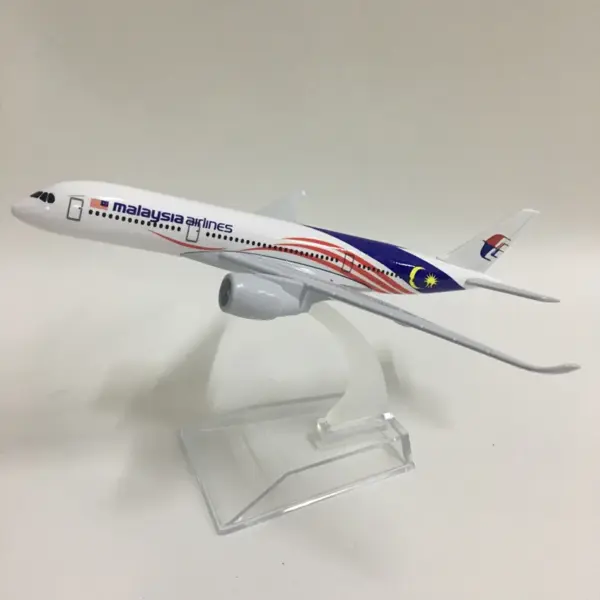 Malaysia Airlines Airbus A350 Diecast Model 1/400 - Image 5