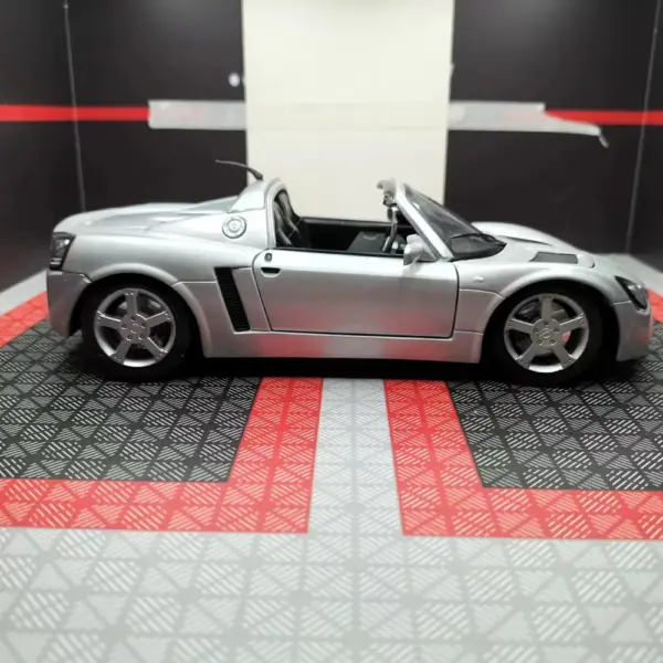 1:18 Scale Defective Opel Speedster Model Car - Image 3