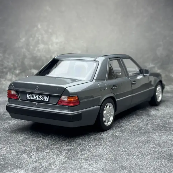 1/18 Scale Mercedes-Benz 500E Diecast Model - Image 3