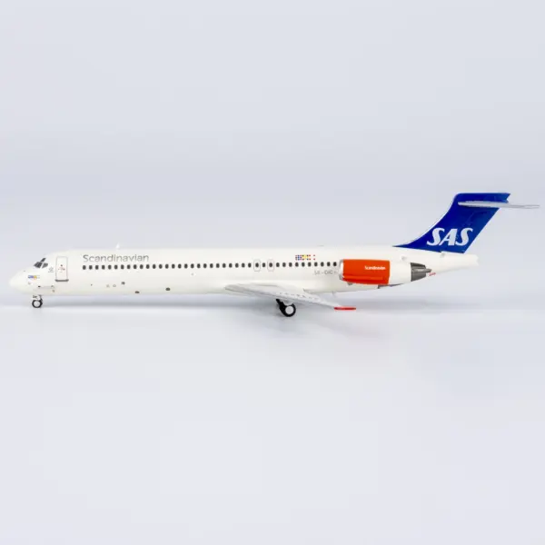 Limited Edition Scandinavian Airlines MD-87 Model Aircraft - Image 2