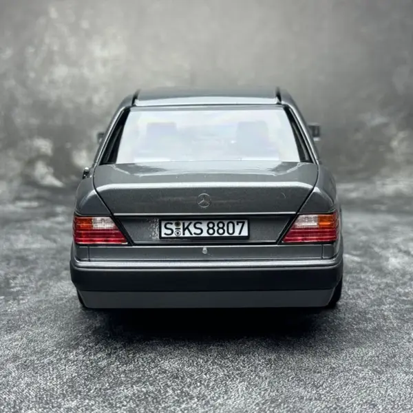 1/18 Scale Mercedes-Benz 500E Diecast Model - Image 2