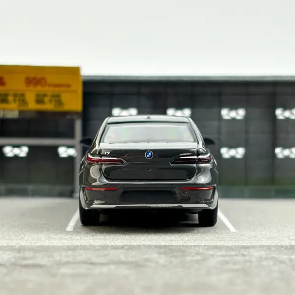Mini GT 1:64 BMW i7 Diecast Model Car - Image 6