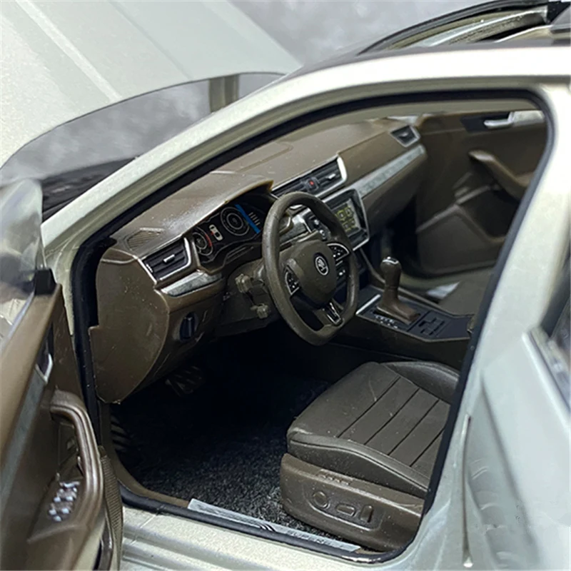 1:18 SKODA SUPERB Diecast Alloy Car Model 2 1:18 SKODA SUPERB Diecast Alloy Car Model - Image 2