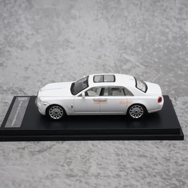 1:64 Scale Diecast Rolls-Royce Luxury Sedan - Image 2