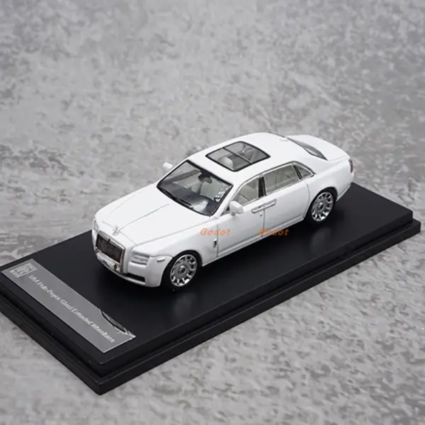 1:64 Scale Diecast Rolls-Royce Luxury Sedan - Image 9